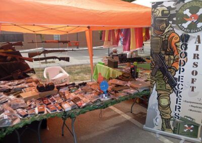 Stand de Woodpeckers con productos de paintball y airsoft en feria especializada.