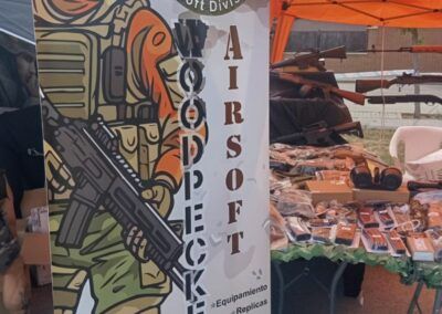 Stand de Woodpeckers con productos de paintball y airsoft en feria especializada.